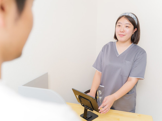 受付でのご案内の様子。